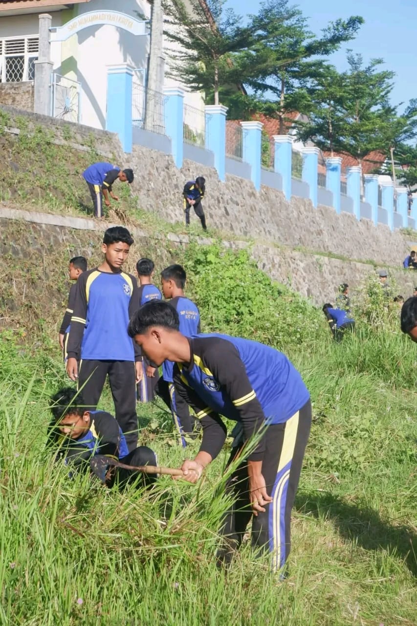 Kerja Bakti di Sekolah: Membangun Semangat Gotong Royong
